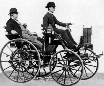 Gottlieb Daimler in zijn benzineauto, 1886 door Unknown